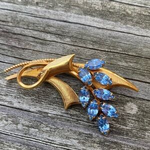 Gold tone/blue rhinestone brooch signed Curtman (Uncas Manufacturing) GVC